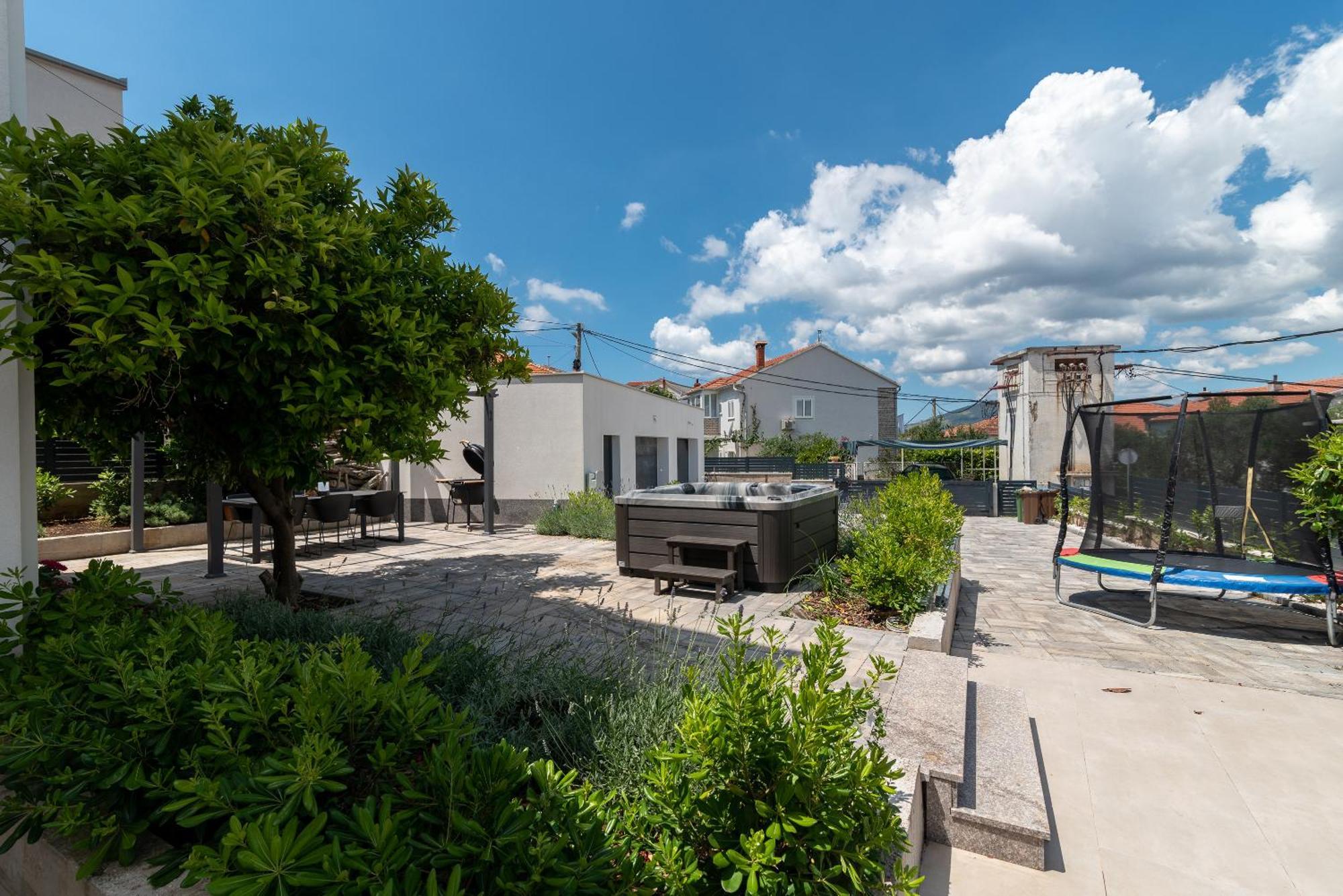Maca Apartments & Suites Trogir Exterior foto